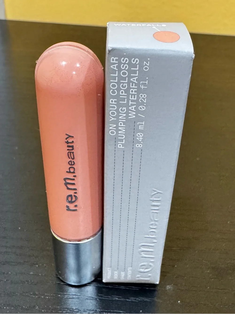 r.e.m. beauty Waterfalls Plumping Lip Gloss - Peach Pink